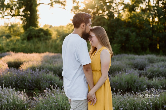 Lavender field engagement photos. Lavender field photo session. Golden hour engagement photos. Séance photo à la Maison Lavande. Maison Lavande photoshoot. Photos de fiançailles à Montréal. Montreal engagement photos.