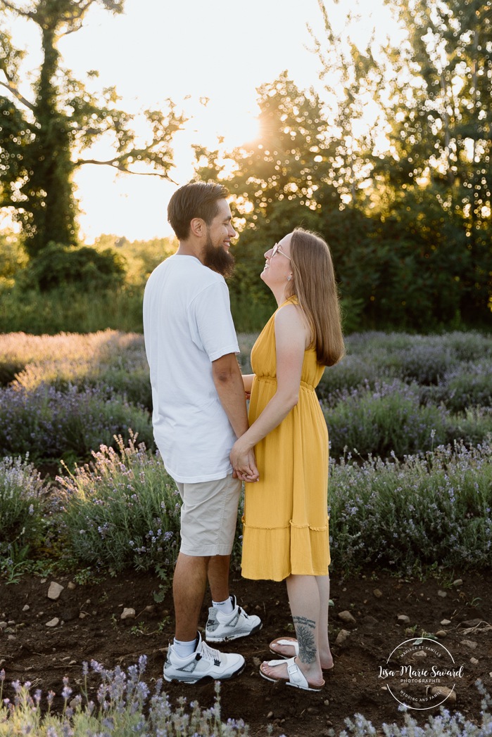 Lavender field engagement photos. Lavender field photo session. Golden hour engagement photos. Séance photo à la Maison Lavande. Maison Lavande photoshoot. Photos de fiançailles à Montréal. Montreal engagement photos.