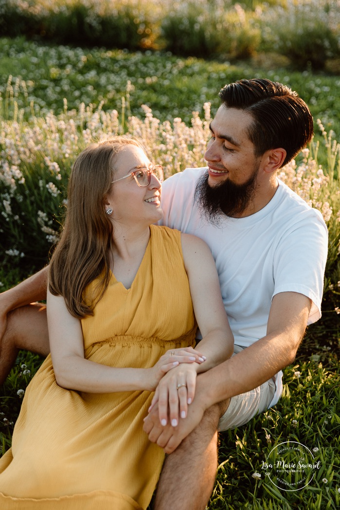 Lavender field engagement photos. Lavender field photo session. Golden hour engagement photos. Séance photo à la Maison Lavande. Maison Lavande photoshoot. Photos de fiançailles à Montréal. Montreal engagement photos.