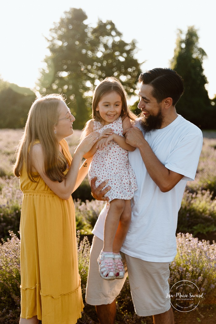 Lavender field family photos. Lavender field photo session. Family photos with dogs. Family photos with pets. Golden hour family photos. Séance photo à la Maison Lavande. Maison Lavande photoshoot. Photos de fiançailles à Montréal. Montreal engagement photos.