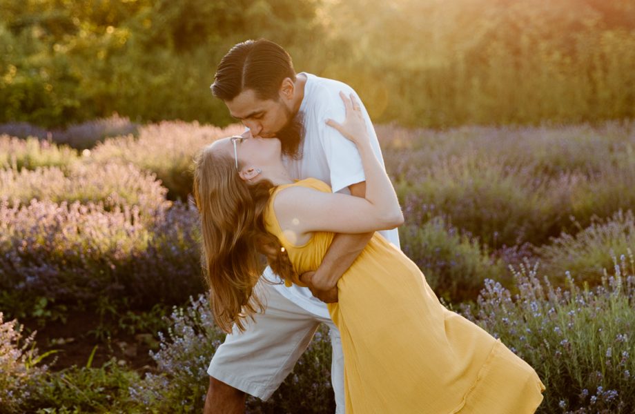 Lavender field engagement photos. Lavender field photo session. Golden hour engagement photos. Séance photo à la Maison Lavande. Maison Lavande photoshoot. Photos de fiançailles à Montréal. Montreal engagement photos.