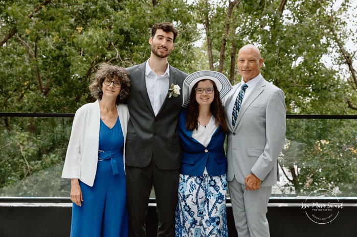 Urban wedding photos. Downtown Montreal wedding photos. Urban elopement photos. Elopement au centre-ville de Montréal. Elopement à Montréal. Downtown Montreal elopement. Photographe mariage Montréal. Montreal wedding photographer.