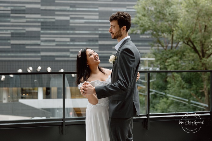 Urban wedding photos. Downtown Montreal wedding photos. Urban elopement photos. Elopement au centre-ville de Montréal. Elopement à Montréal. Downtown Montreal elopement. Photographe mariage Montréal. Montreal wedding photographer.