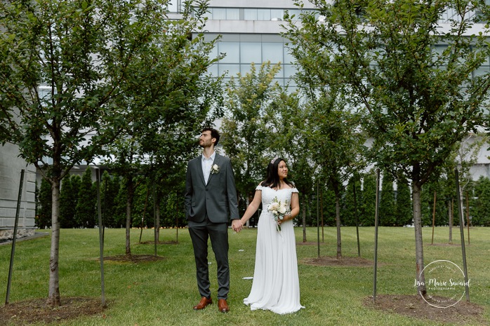 Urban wedding photos. Downtown Montreal wedding photos. Urban elopement photos. Elopement au centre-ville de Montréal. Elopement à Montréal. Downtown Montreal elopement. Photographe mariage Montréal. Montreal wedding photographer.