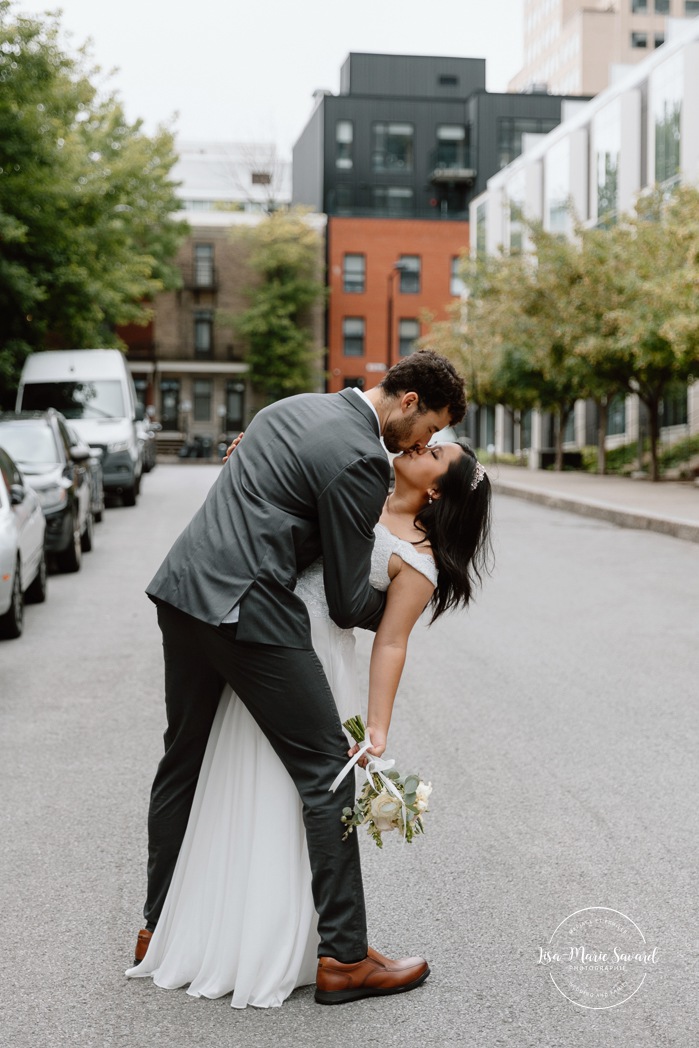 Urban wedding photos. Downtown Montreal wedding photos. Urban elopement photos. Elopement au centre-ville de Montréal. Elopement à Montréal. Downtown Montreal elopement. Photographe mariage Montréal. Montreal wedding photographer.