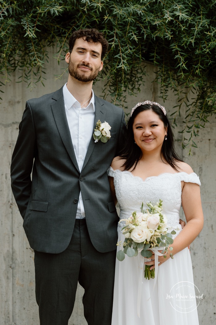 Urban wedding photos. Downtown Montreal wedding photos. Urban elopement photos. Elopement au centre-ville de Montréal. Elopement à Montréal. Downtown Montreal elopement. Photographe mariage Montréal. Montreal wedding photographer.