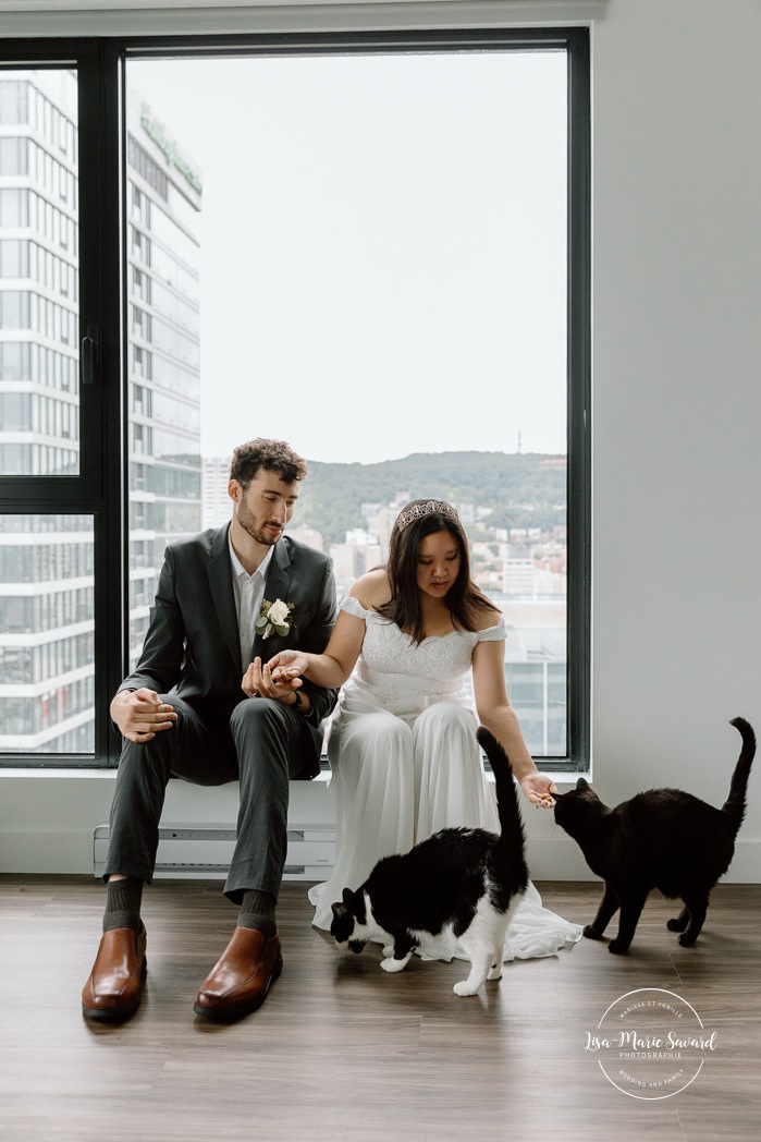 Wedding photos with cats. In-home wedding photos. Indoor wedding photos. Apartment micro wedding. Elopement au centre-ville de Montréal. Elopement à Montréal. Downtown Montreal elopement. Photographe mariage Montréal. Montreal wedding photographer.