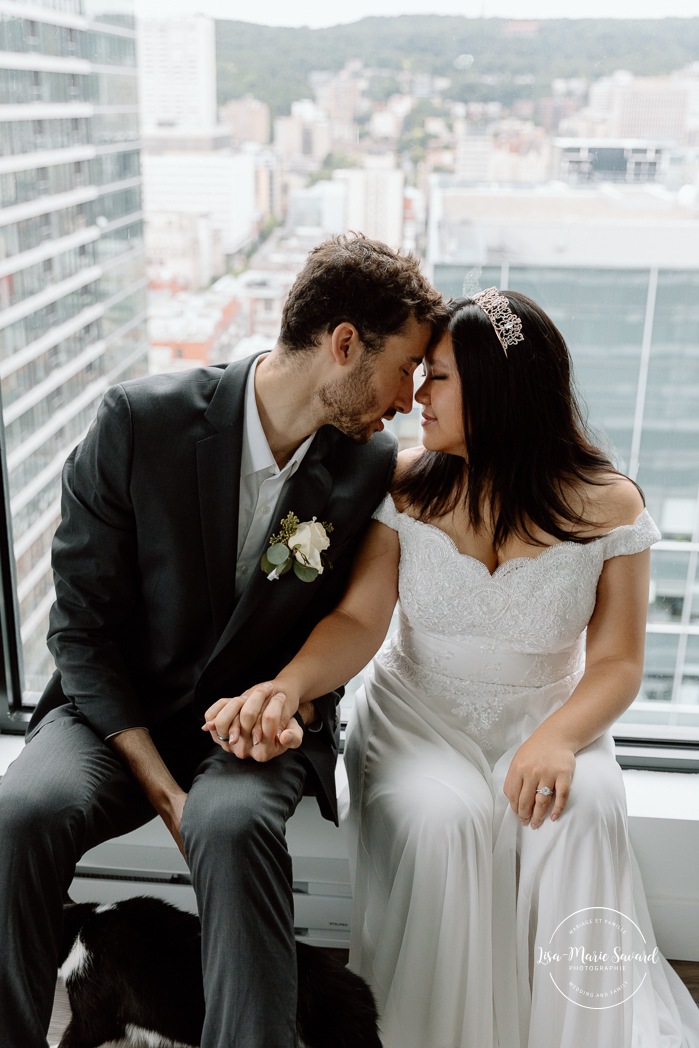 In-home wedding photos. Indoor wedding photos. Apartment micro wedding. Elopement au centre-ville de Montréal. Elopement à Montréal. Downtown Montreal elopement. Photographe mariage Montréal. Montreal wedding photographer.