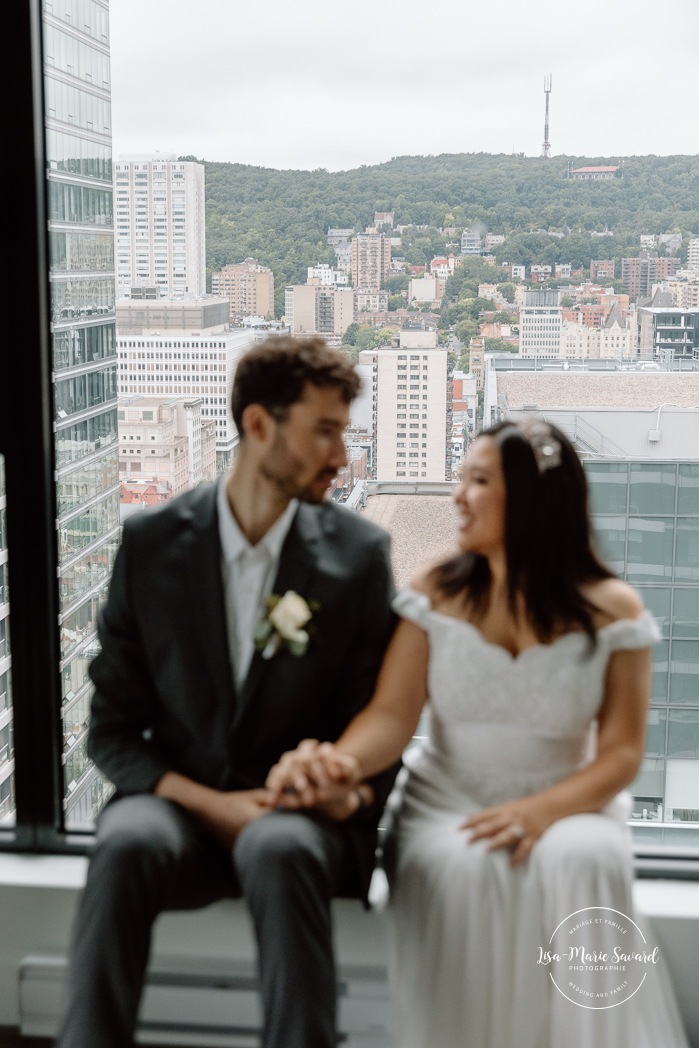 In-home wedding photos. Indoor wedding photos. Apartment micro wedding. Elopement au centre-ville de Montréal. Elopement à Montréal. Downtown Montreal elopement. Photographe mariage Montréal. Montreal wedding photographer.