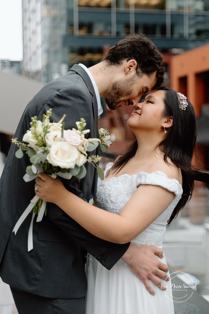 Urban wedding photos. Downtown Montreal wedding photos. Urban elopement photos. Elopement au centre-ville de Montréal. Elopement à Montréal. Downtown Montreal elopement. Photographe mariage Montréal. Montreal wedding photographer.