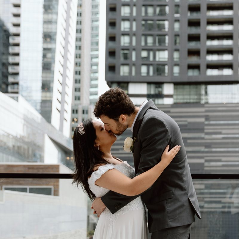 Urban wedding photos. Downtown Montreal wedding photos. Urban elopement photos. Elopement au centre-ville de Montréal. Elopement à Montréal. Downtown Montreal elopement. Photographe mariage Montréal. Montreal wedding photographer.