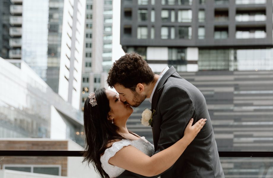 Urban wedding photos. Downtown Montreal wedding photos. Urban elopement photos. Elopement au centre-ville de Montréal. Elopement à Montréal. Downtown Montreal elopement. Photographe mariage Montréal. Montreal wedding photographer.