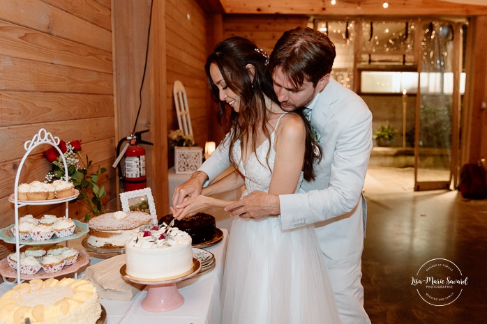 Bride and groom cake cutting. Mariage à la Pointe-du-Moulin. Photographe mariage à Montréal. Pointe-du-Moulin wedding. Montreal wedding photographer.