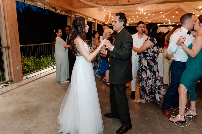 Wedding dancefloor under gazebo. Mariage à la Pointe-du-Moulin. Photographe mariage à Montréal. Pointe-du-Moulin wedding. Montreal wedding photographer.