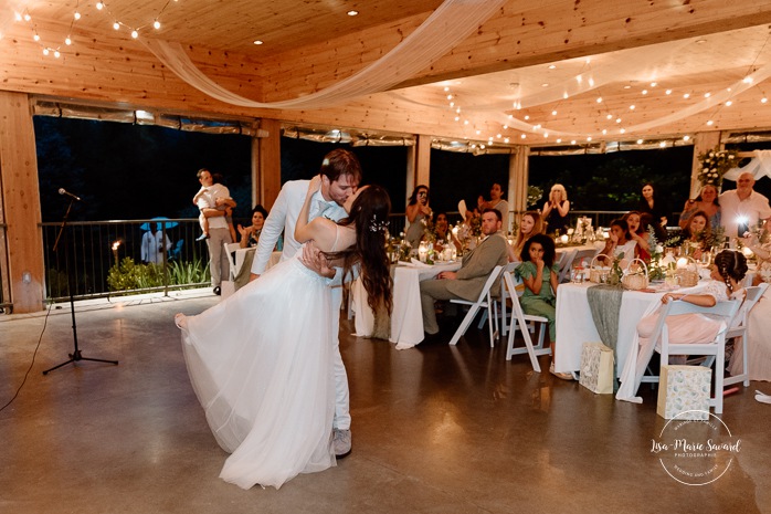 Bride and groom first dance under gazebo. Mariage à la Pointe-du-Moulin. Photographe mariage à Montréal. Pointe-du-Moulin wedding. Montreal wedding photographer.