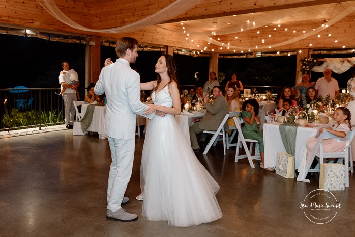 Bride and groom first dance under gazebo. Mariage à la Pointe-du-Moulin. Photographe mariage à Montréal. Pointe-du-Moulin wedding. Montreal wedding photographer.