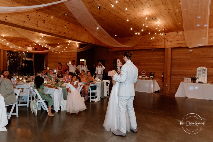 Bride and groom first dance under gazebo. Mariage à la Pointe-du-Moulin. Photographe mariage à Montréal. Pointe-du-Moulin wedding. Montreal wedding photographer.