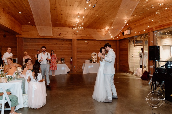 Bride and groom first dance under gazebo. Mariage à la Pointe-du-Moulin. Photographe mariage à Montréal. Pointe-du-Moulin wedding. Montreal wedding photographer.