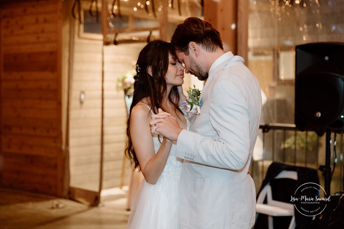 Bride and groom first dance under gazebo. Mariage à la Pointe-du-Moulin. Photographe mariage à Montréal. Pointe-du-Moulin wedding. Montreal wedding photographer.