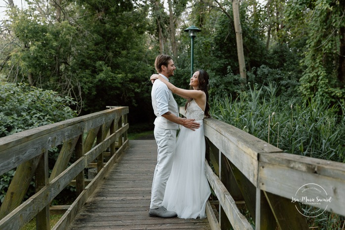 Dusk wedding photos. Lakefront wedding photos. Waterfront wedding photos. Romantic wedding photos. Mariage à la Pointe-du-Moulin. Photographe mariage à Montréal. Pointe-du-Moulin wedding. Montreal wedding photographer.