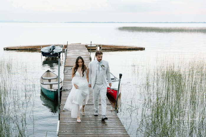 Dusk wedding photos. Lakefront wedding photos. Waterfront wedding photos. Romantic wedding photos. Mariage à la Pointe-du-Moulin. Photographe mariage à Montréal. Pointe-du-Moulin wedding. Montreal wedding photographer.