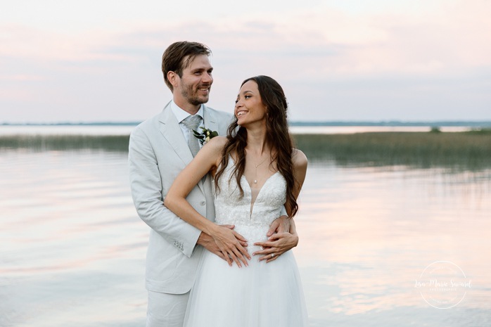 Dusk wedding photos. Lakefront wedding photos. Waterfront wedding photos. Romantic wedding photos. Mariage à la Pointe-du-Moulin. Photographe mariage à Montréal. Pointe-du-Moulin wedding. Montreal wedding photographer.