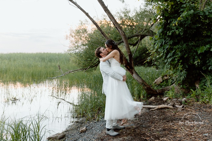 Dusk wedding photos. Lakefront wedding photos. Waterfront wedding photos. Romantic wedding photos. Mariage à la Pointe-du-Moulin. Photographe mariage à Montréal. Pointe-du-Moulin wedding. Montreal wedding photographer.