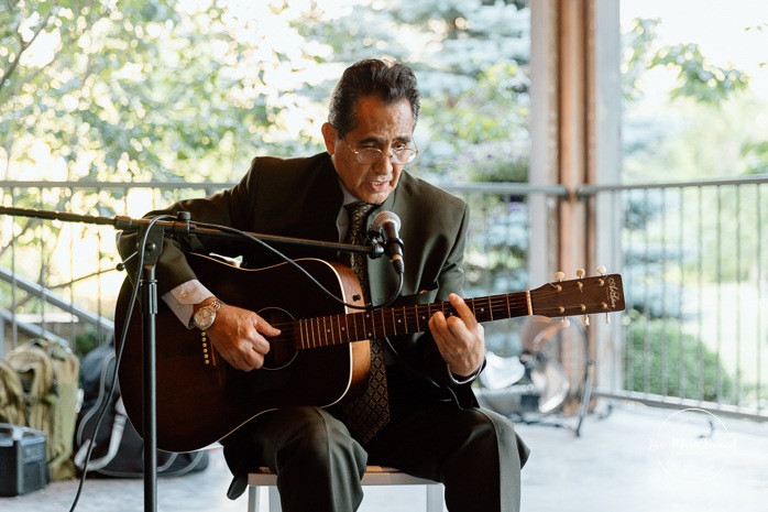 Father of the bride singing to the newlyweds. Tent wedding reception. Mariage à la Pointe-du-Moulin. Photographe mariage à Montréal. Pointe-du-Moulin wedding. Montreal wedding photographer.