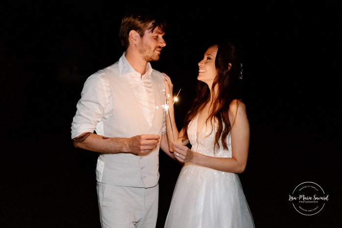 Wedding sparklers photos. Wedding exit with sparklers. Sparklers wedding photos. Mariage à la Pointe-du-Moulin. Photographe mariage à Montréal. Pointe-du-Moulin wedding. Montreal wedding photographer.