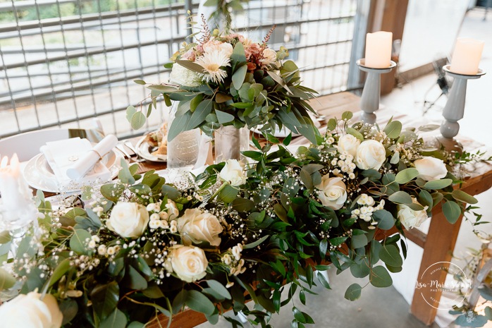 White gold and green wedding reception decor. Mariage à la Pointe-du-Moulin. Photographe mariage à Montréal. Pointe-du-Moulin wedding. Montreal wedding photographer.