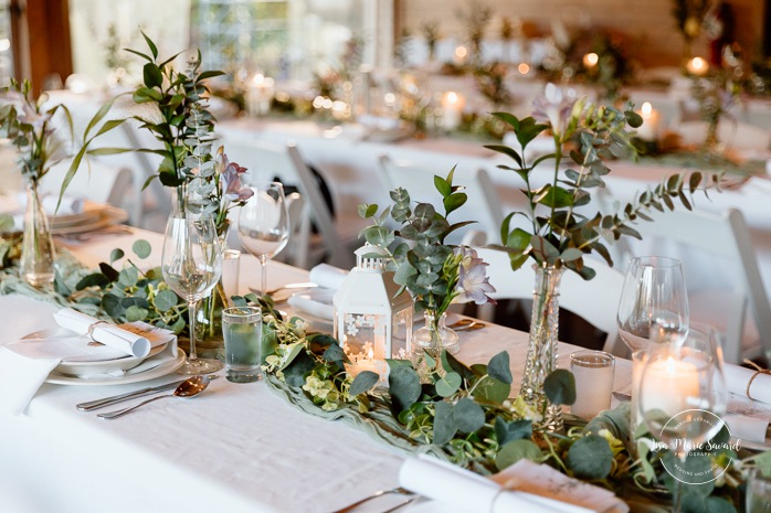 White gold and green wedding reception decor. Mariage à la Pointe-du-Moulin. Photographe mariage à Montréal. Pointe-du-Moulin wedding. Montreal wedding photographer.