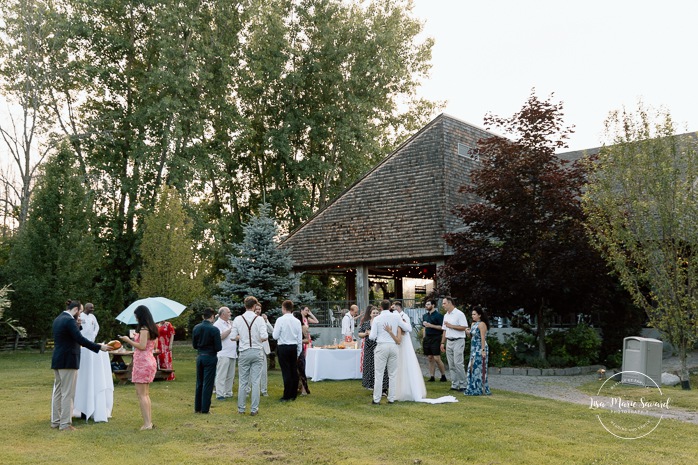 Outdoor wedding cocktail ideas. Mariage à la Pointe-du-Moulin. Photographe mariage à Montréal. Pointe-du-Moulin wedding. Montreal wedding photographer.