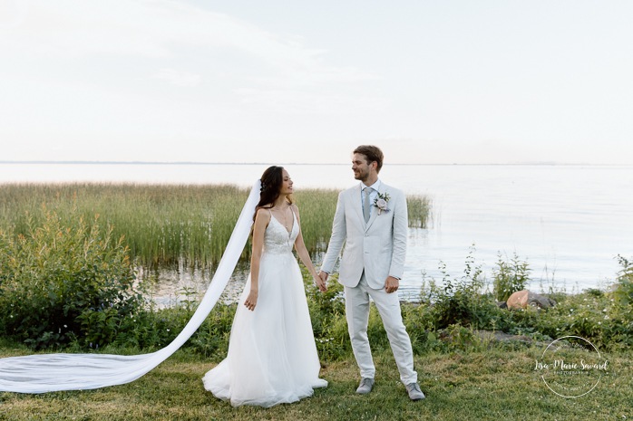 Lakefront wedding photos. Riverfront wedding photos. Mariage à la Pointe-du-Moulin. Photographe mariage à Montréal. Pointe-du-Moulin wedding. Montreal wedding photographer.