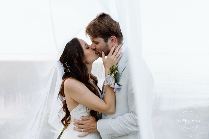 Veil wedding photos. Lakefront wedding photos. Riverfront wedding photos. Mariage à la Pointe-du-Moulin. Photographe mariage à Montréal. Pointe-du-Moulin wedding. Montreal wedding photographer.