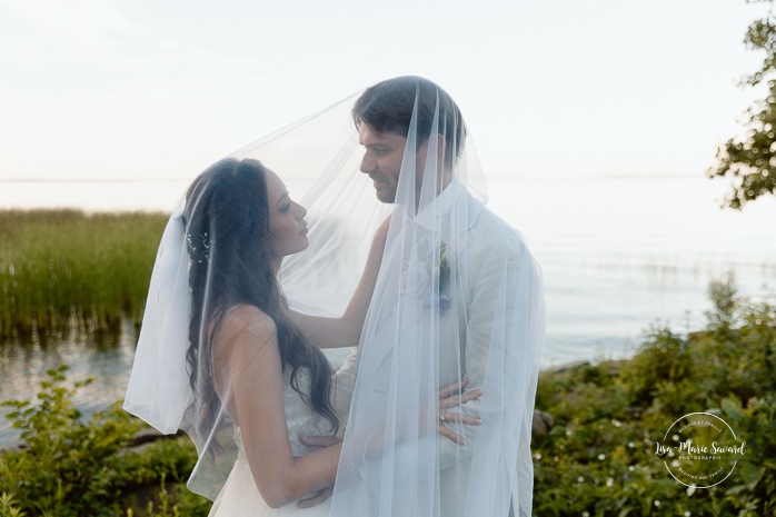 Veil wedding photos. Lakefront wedding photos. Riverfront wedding photos. Mariage à la Pointe-du-Moulin. Photographe mariage à Montréal. Pointe-du-Moulin wedding. Montreal wedding photographer.