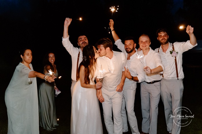 Wedding sparklers photos. Wedding exit with sparklers. Sparklers wedding photos. Mariage à la Pointe-du-Moulin. Photographe mariage à Montréal. Pointe-du-Moulin wedding. Montreal wedding photographer.