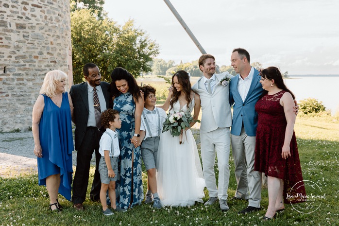 Lakefront wedding family photos. Waterfront wedding photos. Mariage à la Pointe-du-Moulin. Photographe mariage à Montréal. Pointe-du-Moulin wedding. Montreal wedding photographer.