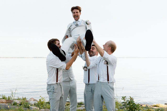 Lakefront wedding family photos. Waterfront wedding photos. Mariage à la Pointe-du-Moulin. Photographe mariage à Montréal. Pointe-du-Moulin wedding. Montreal wedding photographer.