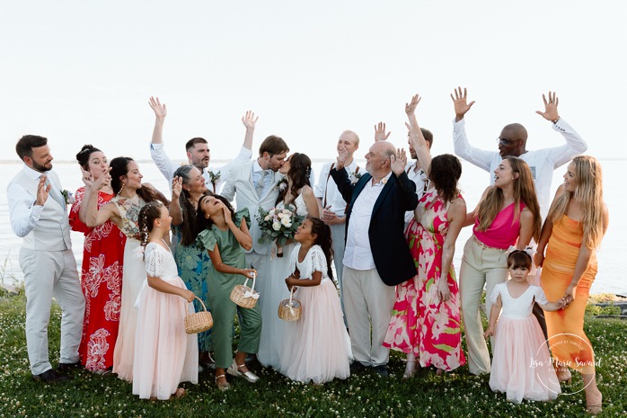 Lakefront wedding family photos. Waterfront wedding photos. Mariage à la Pointe-du-Moulin. Photographe mariage à Montréal. Pointe-du-Moulin wedding. Montreal wedding photographer.