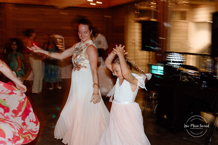 Wedding dancefloor under gazebo. Mariage à la Pointe-du-Moulin. Photographe mariage à Montréal. Pointe-du-Moulin wedding. Montreal wedding photographer.