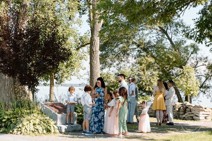 Outdoor wedding ceremony in front of windmill. Mariage à la Pointe-du-Moulin. Photographe mariage à Montréal. Pointe-du-Moulin wedding. Montreal wedding photographer.