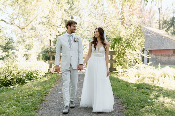 Cute first look reaction. Wedding first look ideas. Mariage à la Pointe-du-Moulin. Photographe mariage à Montréal. Pointe-du-Moulin wedding. Montreal wedding photographer.