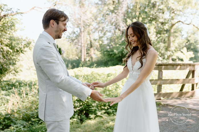 Cute first look reaction. Wedding first look ideas. Mariage à la Pointe-du-Moulin. Photographe mariage à Montréal. Pointe-du-Moulin wedding. Montreal wedding photographer.