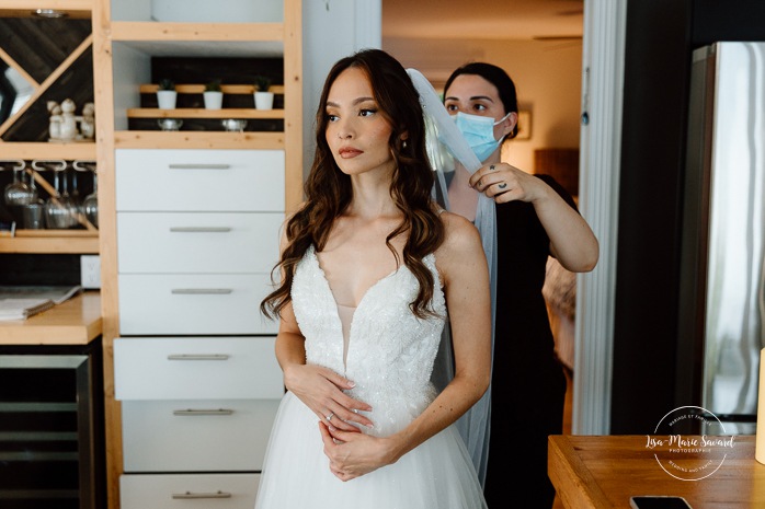 Bride getting ready by herself in cottage. Mariage à la Pointe-du-Moulin. Photographe mariage à Montréal. Pointe-du-Moulin wedding. Montreal wedding photographer.