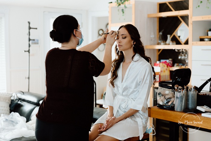 Bride getting ready by herself in cottage. Mariage à la Pointe-du-Moulin. Photographe mariage à Montréal. Pointe-du-Moulin wedding. Montreal wedding photographer.