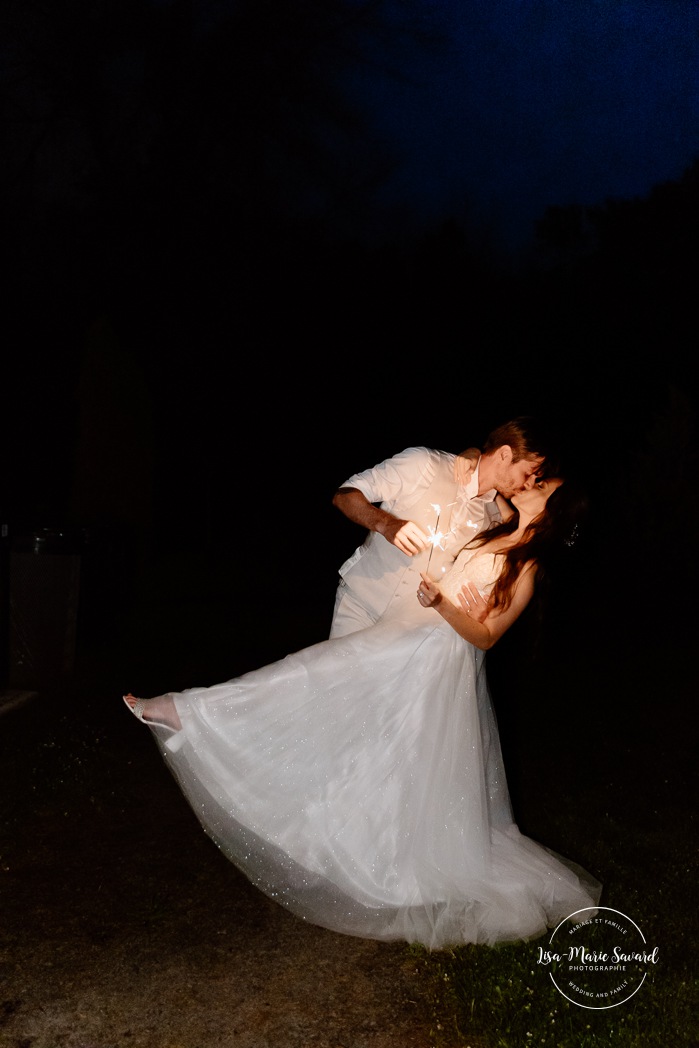 Wedding sparklers photos. Wedding exit with sparklers. Sparklers wedding photos. Mariage à la Pointe-du-Moulin. Photographe mariage à Montréal. Pointe-du-Moulin wedding. Montreal wedding photographer.