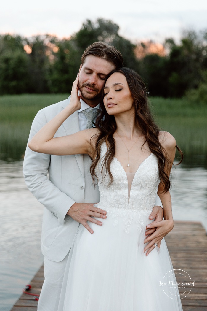 Dusk wedding photos. Lakefront wedding photos. Waterfront wedding photos. Romantic wedding photos. Mariage à la Pointe-du-Moulin. Photographe mariage à Montréal. Pointe-du-Moulin wedding. Montreal wedding photographer.