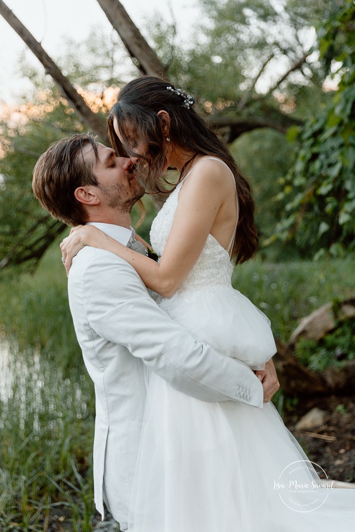 Dusk wedding photos. Lakefront wedding photos. Waterfront wedding photos. Romantic wedding photos. Mariage à la Pointe-du-Moulin. Photographe mariage à Montréal. Pointe-du-Moulin wedding. Montreal wedding photographer.