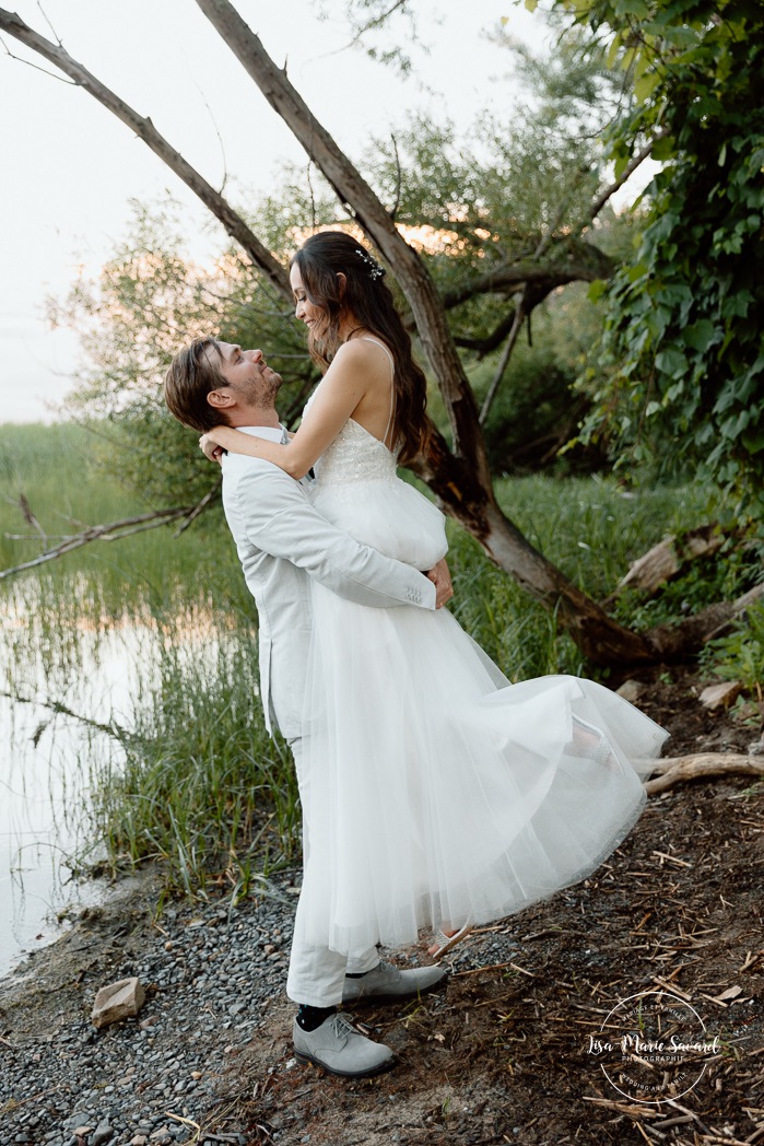 Dusk wedding photos. Lakefront wedding photos. Waterfront wedding photos. Romantic wedding photos. Mariage à la Pointe-du-Moulin. Photographe mariage à Montréal. Pointe-du-Moulin wedding. Montreal wedding photographer.