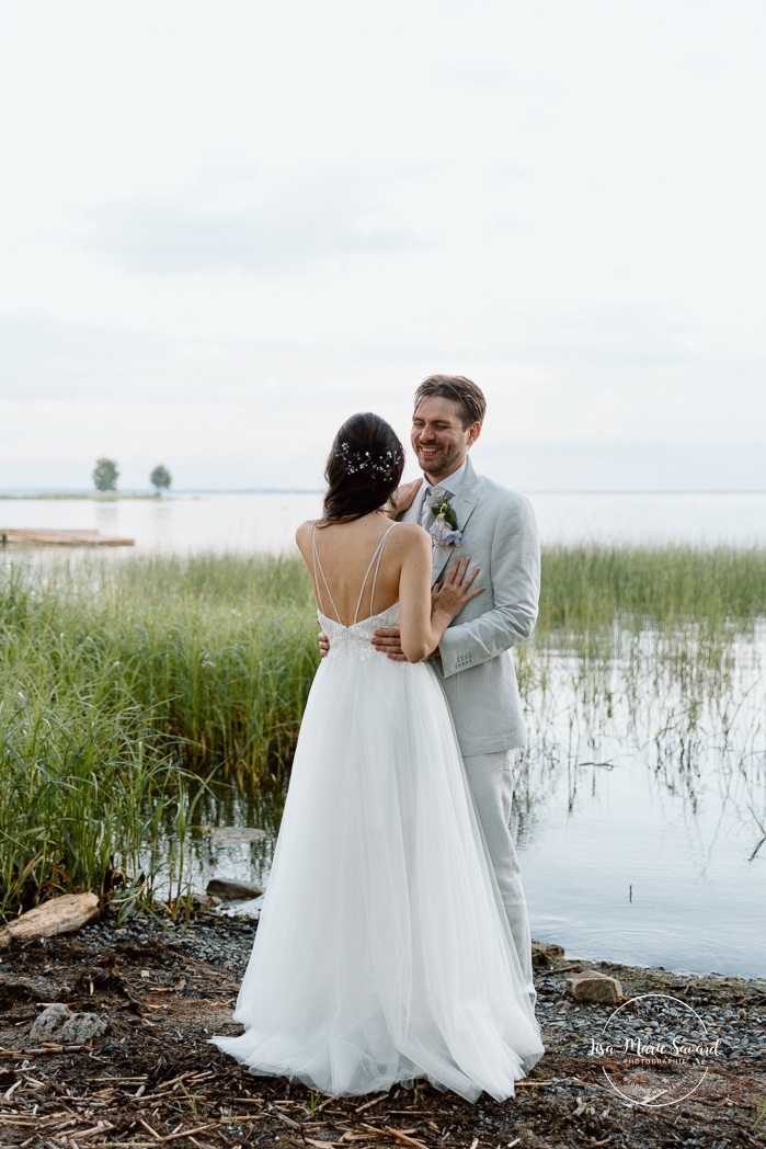 Dusk wedding photos. Lakefront wedding photos. Waterfront wedding photos. Romantic wedding photos. Mariage à la Pointe-du-Moulin. Photographe mariage à Montréal. Pointe-du-Moulin wedding. Montreal wedding photographer.